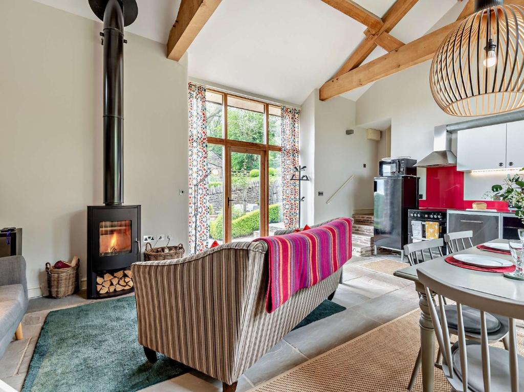un salon avec un canapé et une cheminée dans l'établissement 2 Bed in Hay-on-wye 42881, à Craswall
