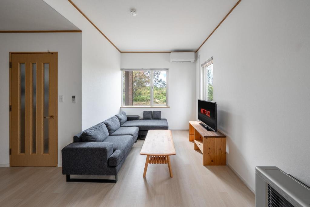 un salon avec un canapé et une télévision dans l'établissement Abutagun - House - Vacation STAY 86202v, à Usu