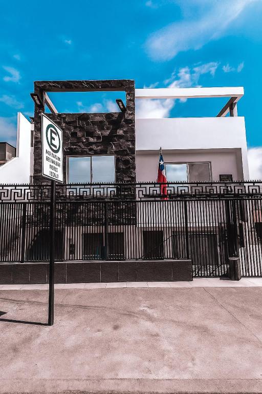 a no parking sign in front of a building at Apart-Hotel Katari in Arica