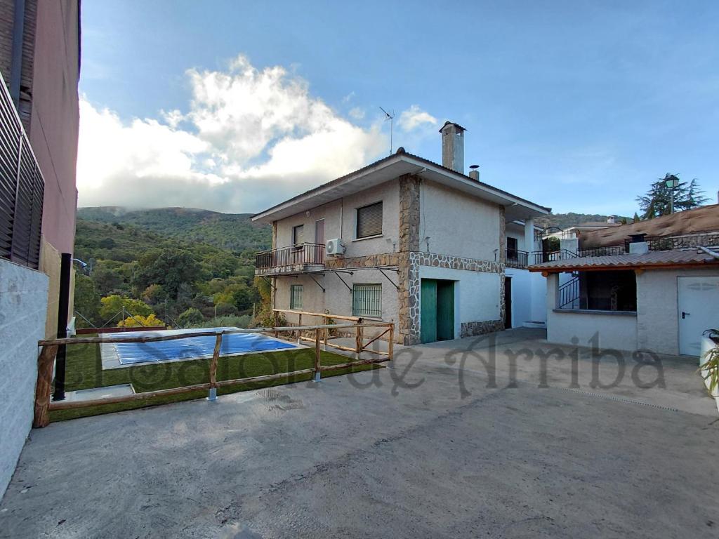 una villa con piscina y una casa en El Salón de Arriba, en El Real de San Vicente