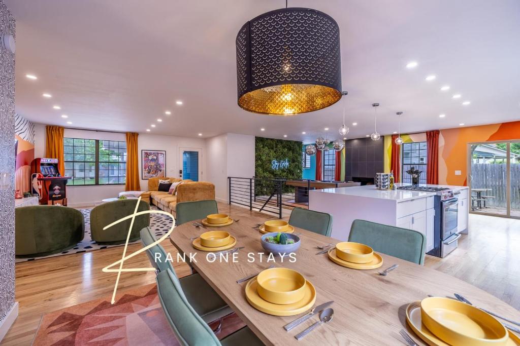 une salle à manger et une cuisine avec une table et des chaises dans l'établissement Movie Theater and Mini Golf with 2 King Beds, à Broomfield