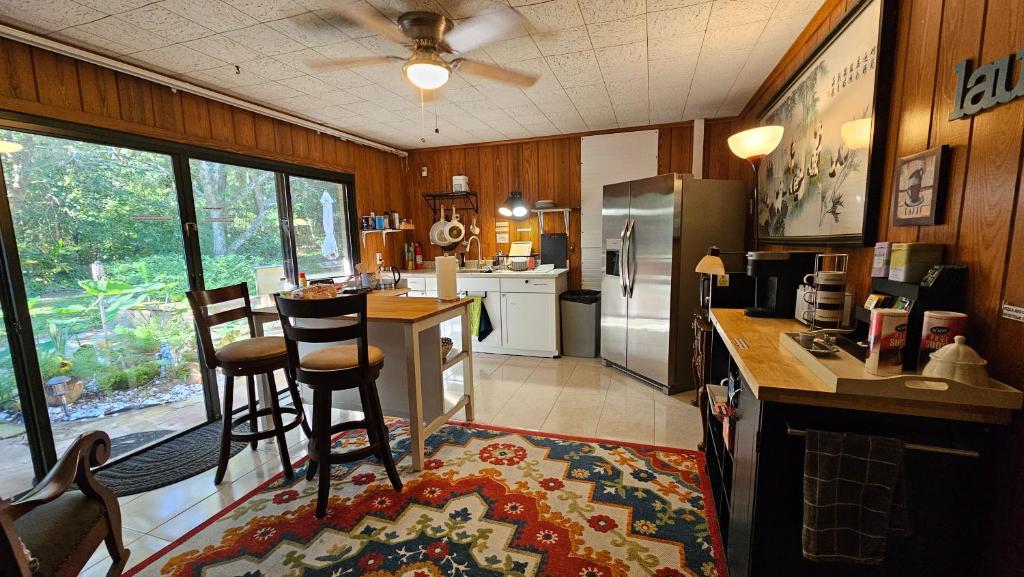 Η κουζίνα ή μικρή κουζίνα στο Bartram Road Inn