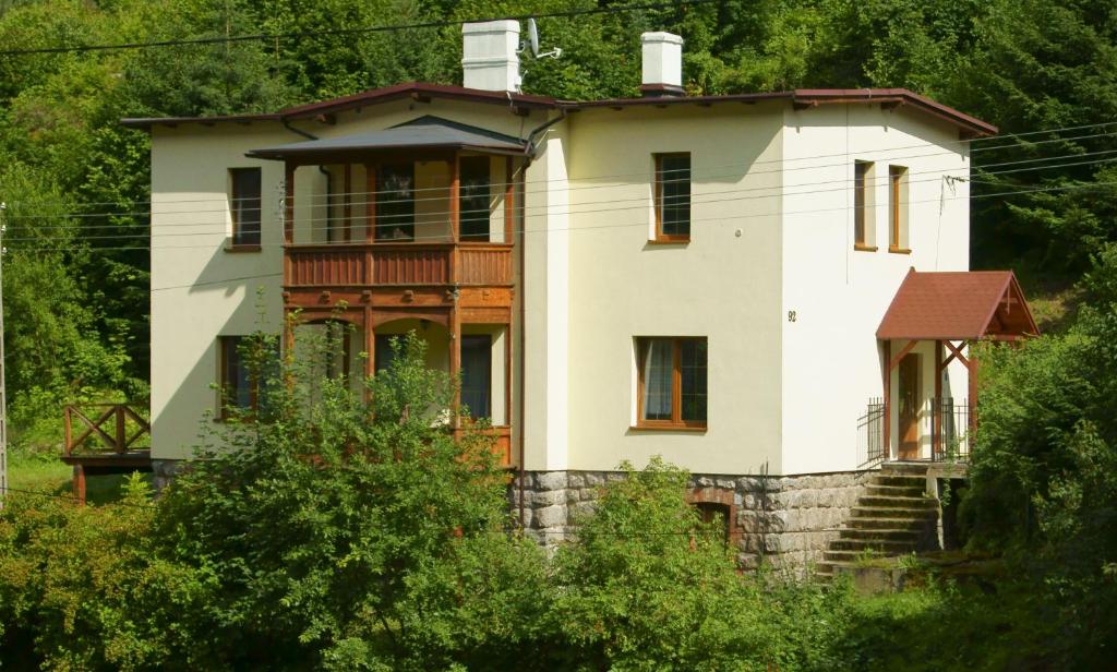 a large white house sitting on top of a hill at Dom Wrzosówka in Jagniątków