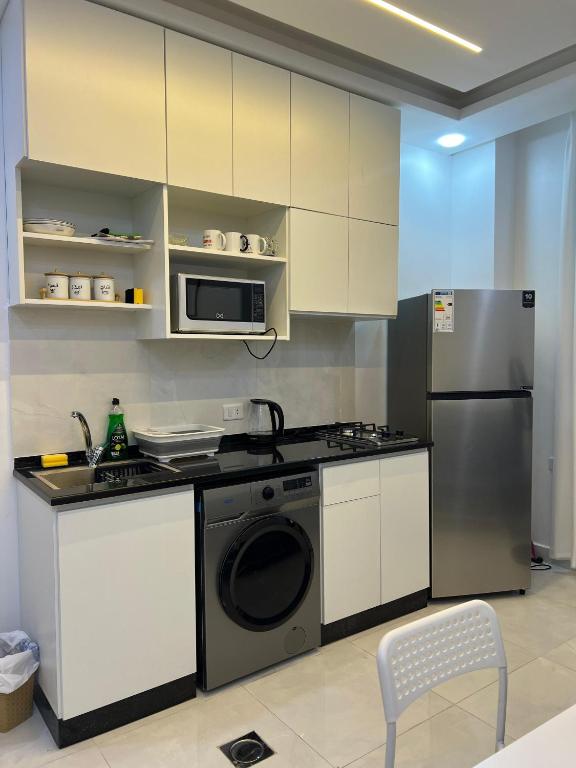 une cuisine avec une cuisinière et un réfrigérateur dans l'établissement Nice place, à Irbid