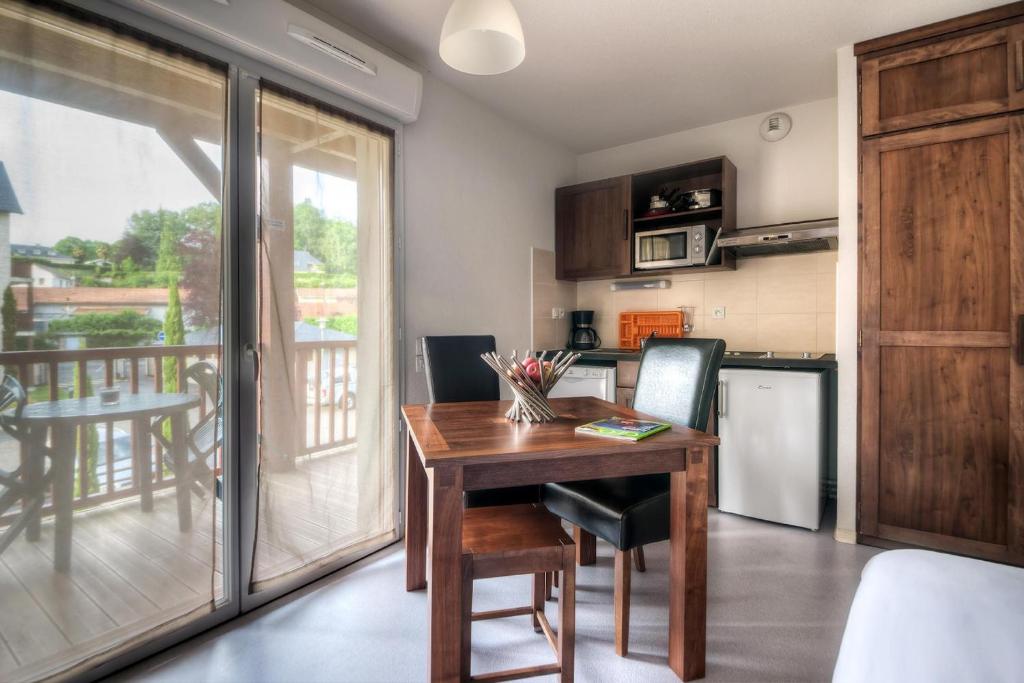 Kuchyň nebo kuchyňský kout v ubytování Comfort Aparthotel Lourdes L'Acacia