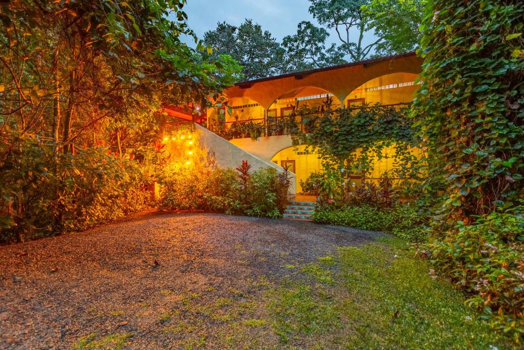 Un edificio con un balcón en el lateral. en Morrillo Beach Eco Resort, en Morrillo