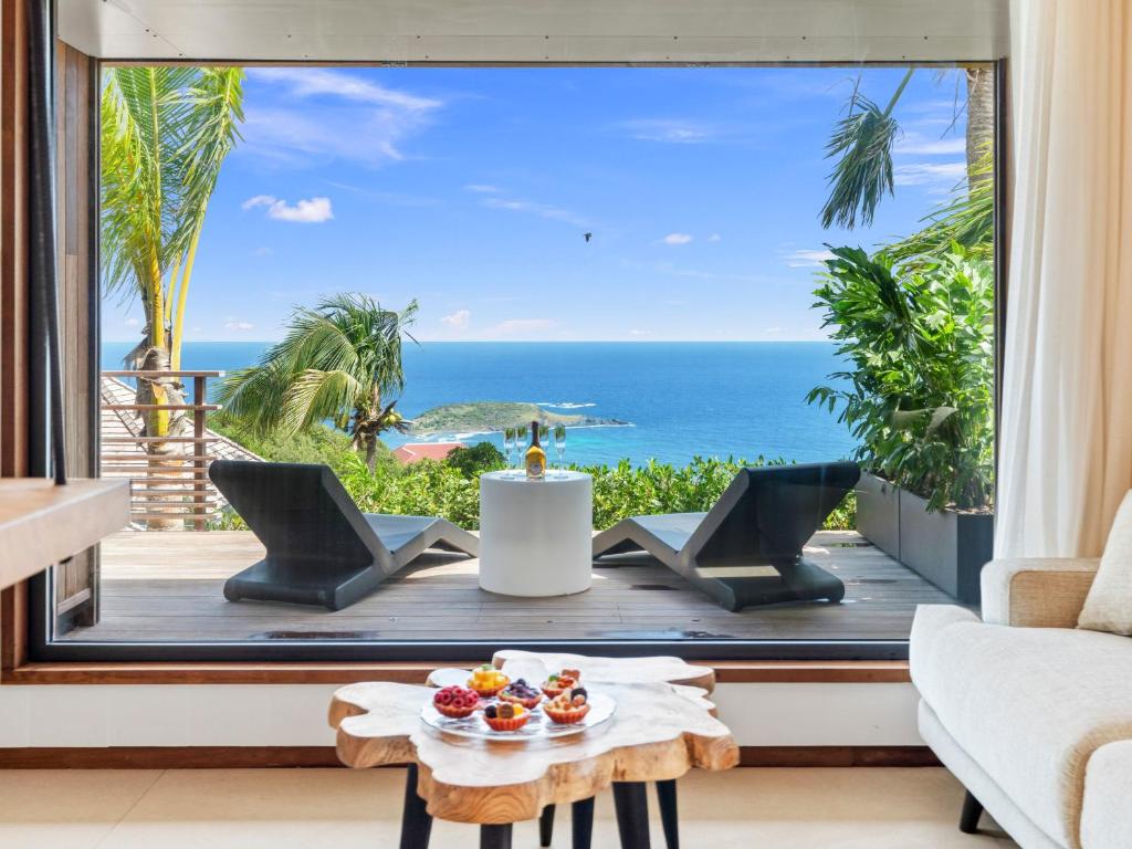 een woonkamer met uitzicht op de oceaan bij Lil'Home in Toiny