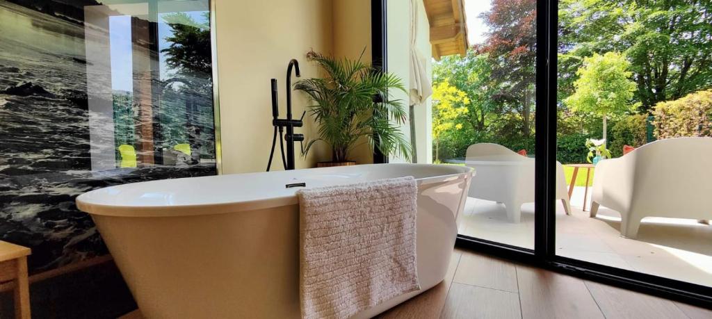 アンドリンにあるLas Mareas de Llanesの大きな窓のある浴室の浴槽