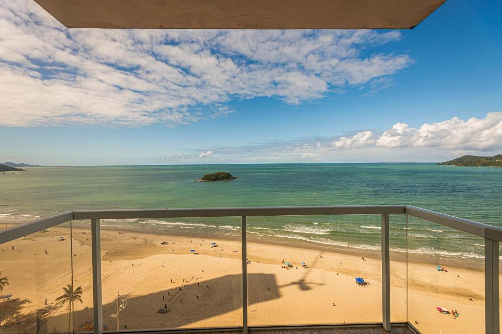 a view of the beach from a balcony at IPTZ170- Frente mar c/ vista incrível do 17º andar in Balneário Camboriú