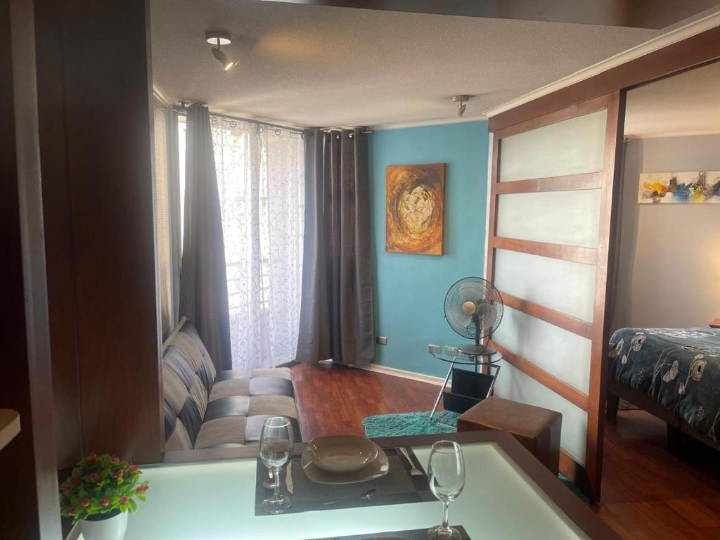 una sala de estar con una cama y un lavabo en una habitación en Foresta Urban Suites, en Santiago