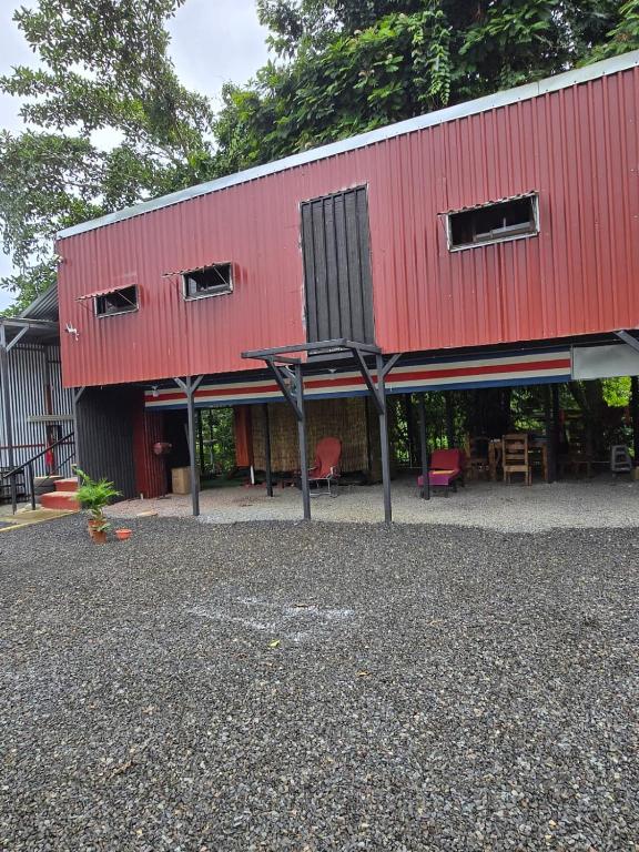 SiquirresCocoRelax的前面有篮球架的红色建筑