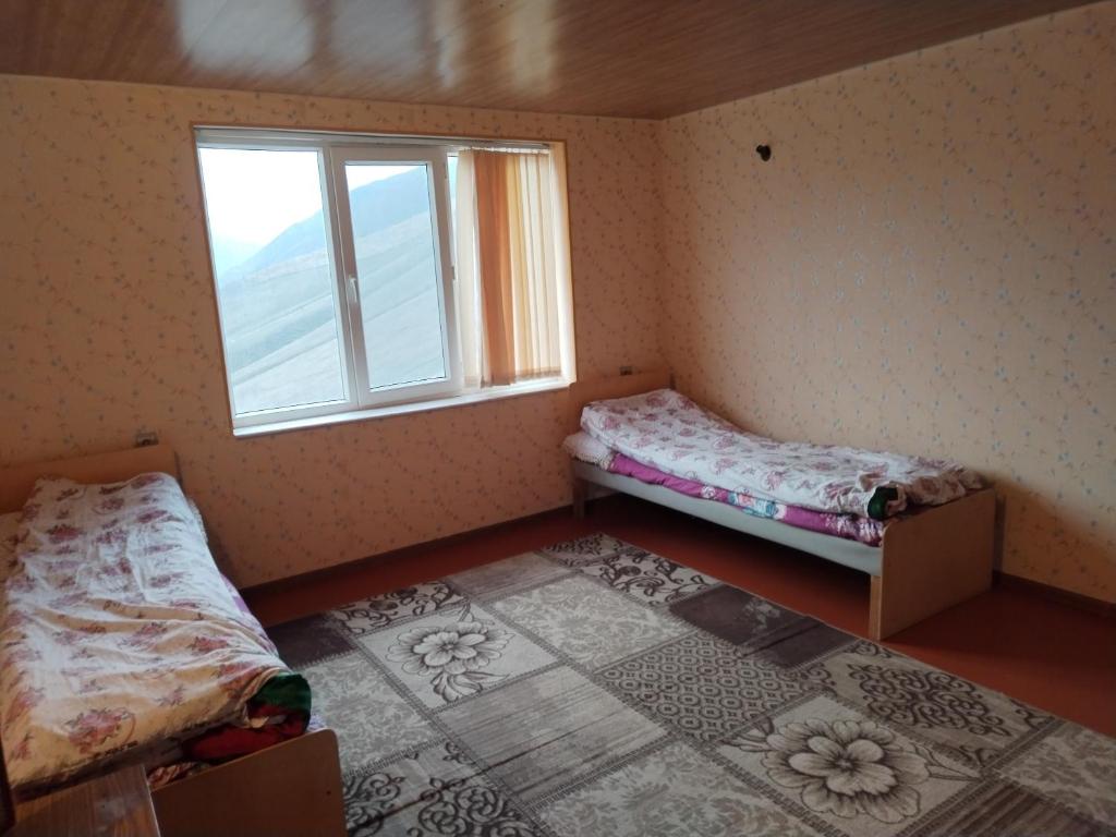 Ένα ή περισσότερα κρεβάτια σε δωμάτιο στο Parviz Guest House in Khinalig