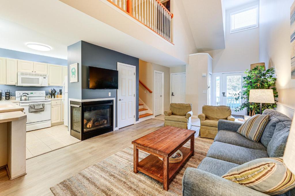 Kuchyň nebo kuchyňský kout v ubytování 2 Mi to Bethany Beach Boardwalk! Townhome with Pool