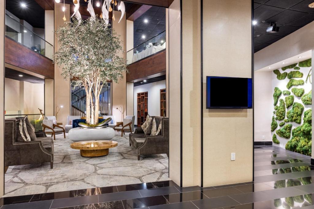 Una televisión o centro de entretenimiento en voco Laguna Hills by IHG