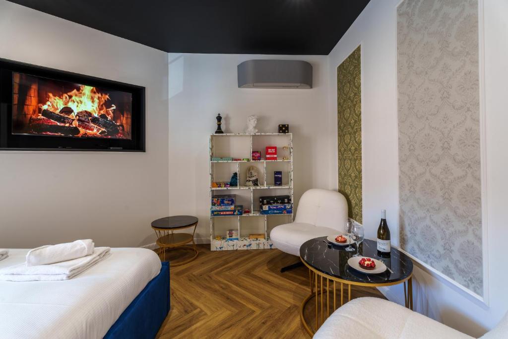 a room with two beds and a fireplace at Prisma - Univers du jeux in Chagny