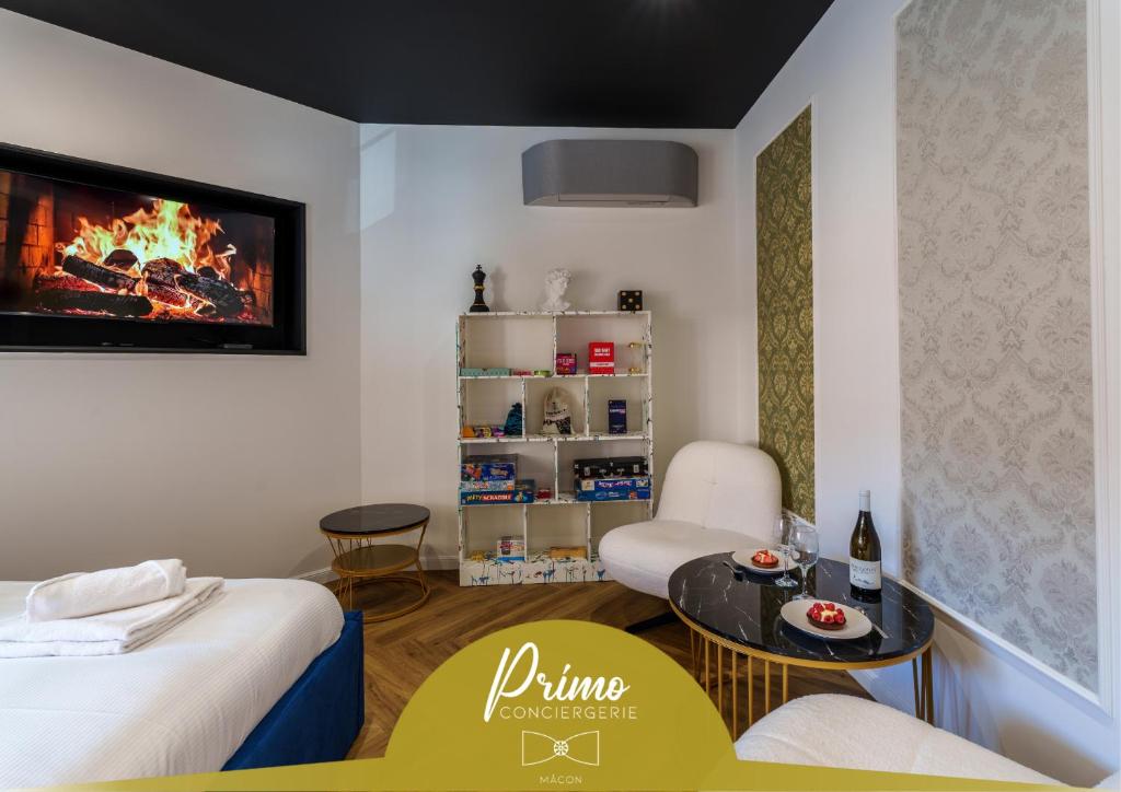 una camera con due letti e un camino in esso di Prisma - Univers du jeux - BY PRIMO C0NCIERGERIE a Chagny