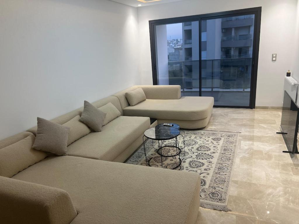a living room with a couch and a table at Le Relais Résistance Luxury in Sousse