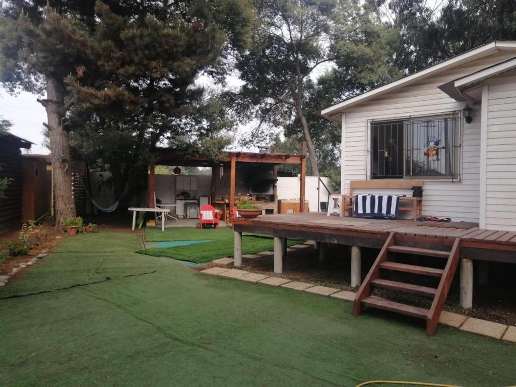 un cortile con un tavolo di legno e una panca di Hermosa casa BOSQUE PLAYA a El Cerrillo
