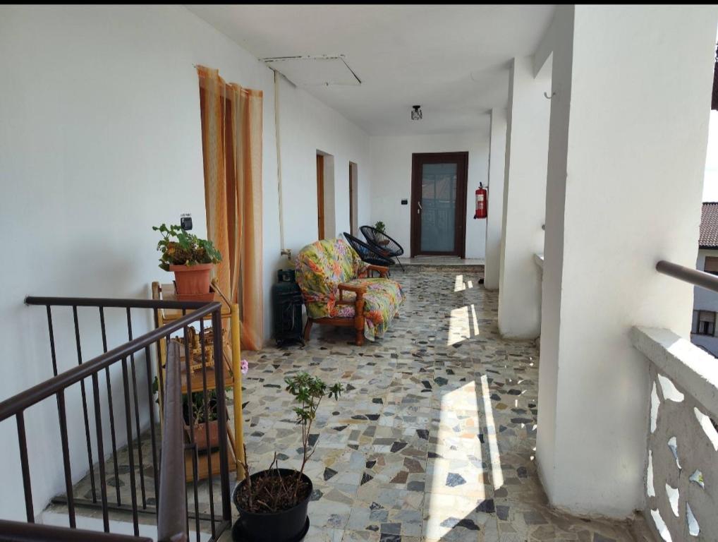 pasillo con sofá y silla en una habitación en Cà Giaculn, 