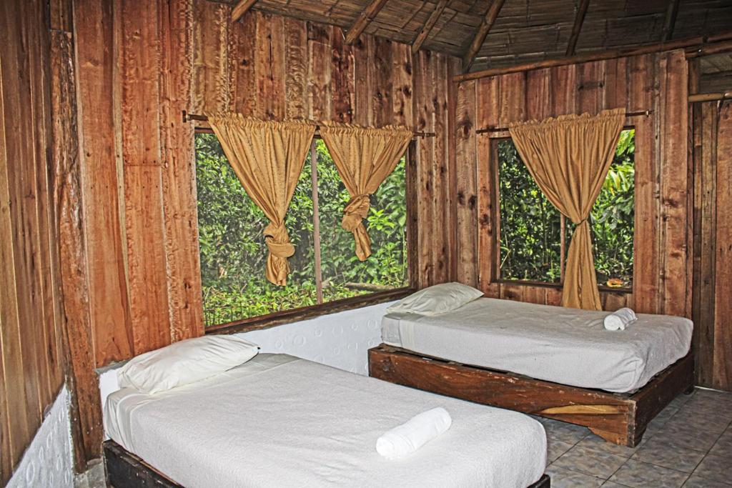 CotundoにあるSacha Waysaの窓が2つある部屋にベッドが2つある