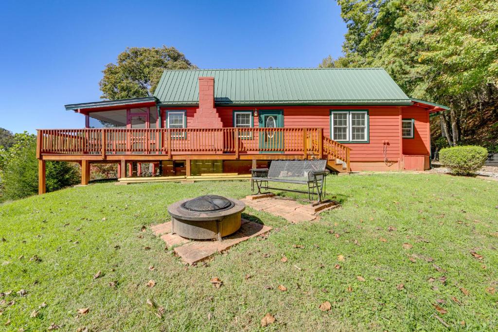 ein Haus mit einer Terrasse und einer Feuerstelle im Hof in der Unterkunft Million-Dollar Mtn Views Cozy Home in Franklin! in Franklin