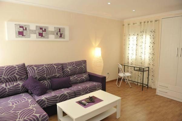 トレビエハにあるYovalu1の紫色のソファとテーブルのあるリビングルーム