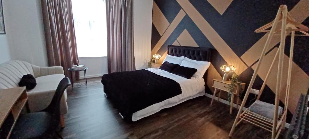 a bedroom with a bed with a large wall at Brand New 1 Bed Apartment - 3 Guests in Parkside