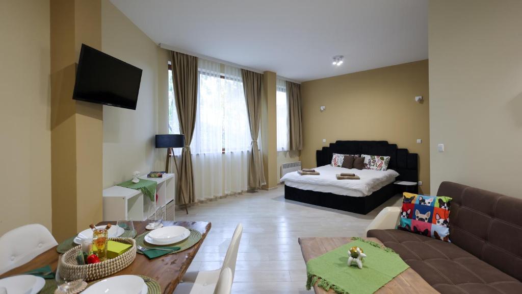 Кровать или кровати в номере Студио Young Gogh комплекс Неро