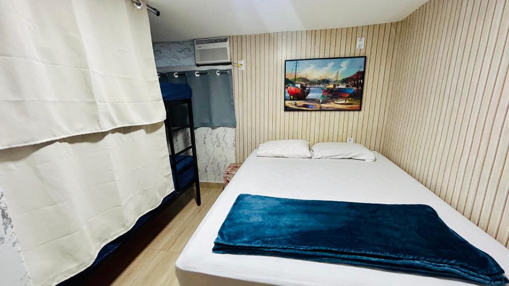 En eller flere senge i et værelse på Recreio Beach - Suítes - Quarto Família e Quarto coletivo na Gilka Machado