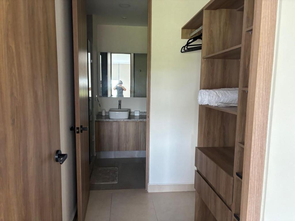 a bathroom with a sink and a mirror at Baltia departamento in Mérida