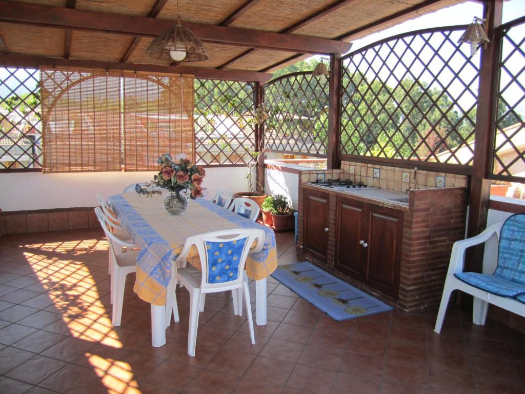 - une salle à manger avec une table et des chaises dans un pavillon dans l'établissement Casa Vacanze Trinacria, à Riposto