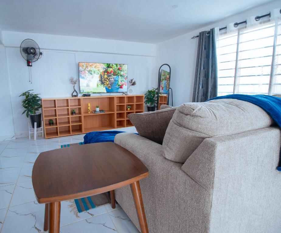 Stylish Studio, Pool and Walk to Beach في واتامو: غرفة معيشة مع أريكة وطاولة