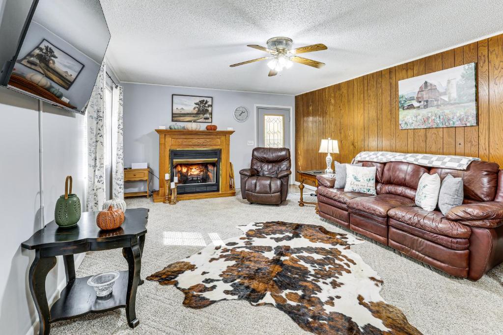 TV a/nebo společenská místnost v ubytování Families Welcome! Home with Fire Pit in Soddy-Daisy