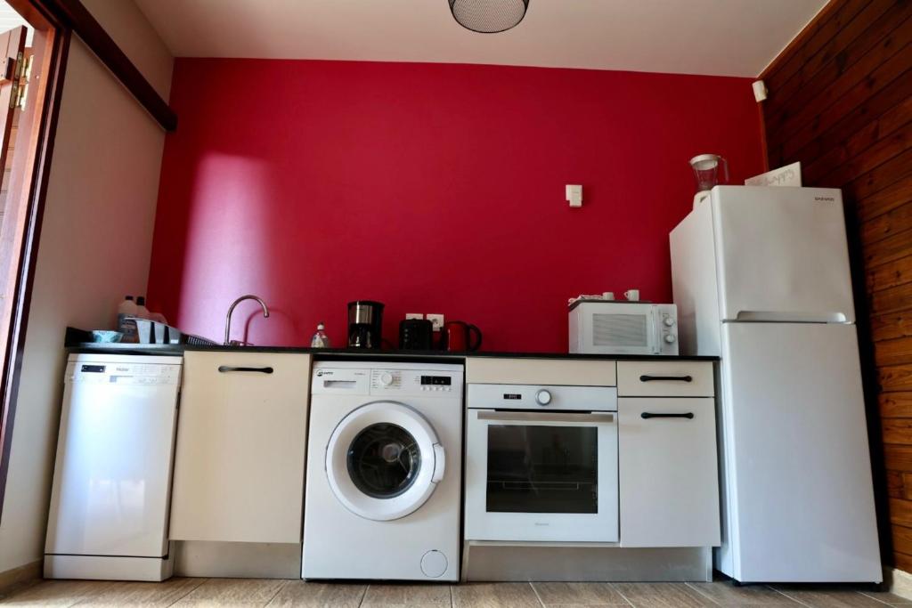 Η κουζίνα ή μικρή κουζίνα στο Bungalow Kaz Orchidée Vanda