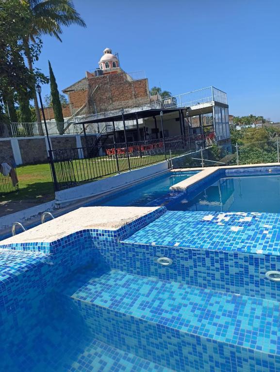 a swimming pool with blue tiles on it at Terraza Lotelazo in Guadalajara