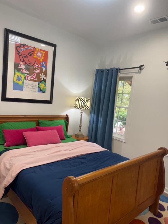 Afbeelding uit fotogalerij van Lovely, warm, Stylish apartment in Canton