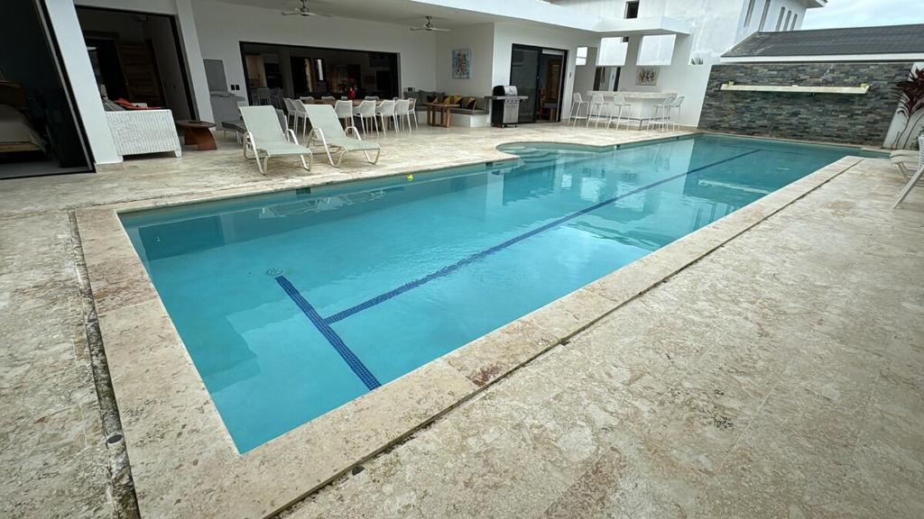 Bazén v ubytování 5 Bedroom Villa With Two Kitchens nebo v jeho okolí