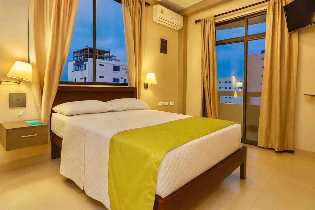 Postel nebo postele na pokoji v ubytování HOTEL MANTA BEACH MADRIGAL