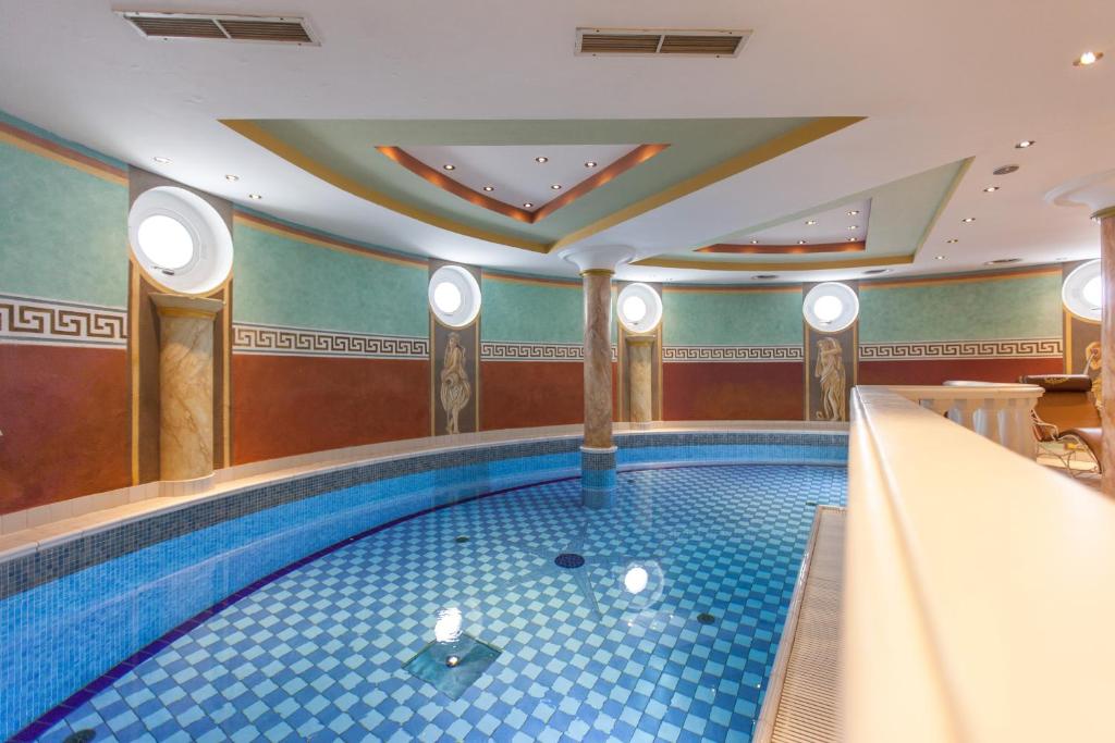 Bazén v ubytování Hotel Schlosshof nebo v jeho okolí