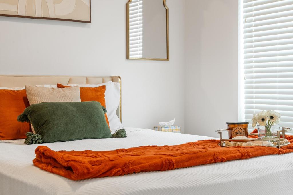 En eller flere senge i et værelse på The Glass Loft Midtown