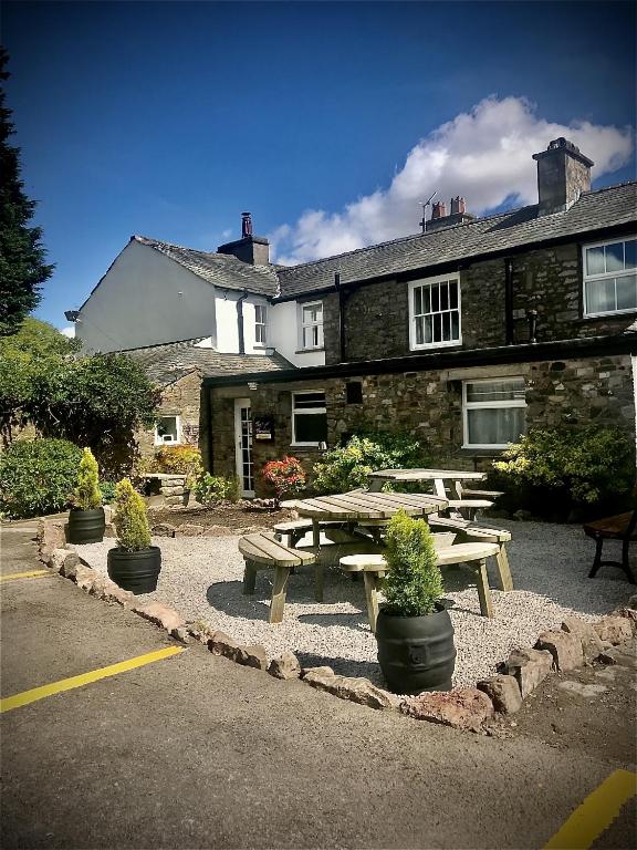 ein Picknicktisch vor einem Gebäude in der Unterkunft Pheasant Inn in Kirkby Lonsdale