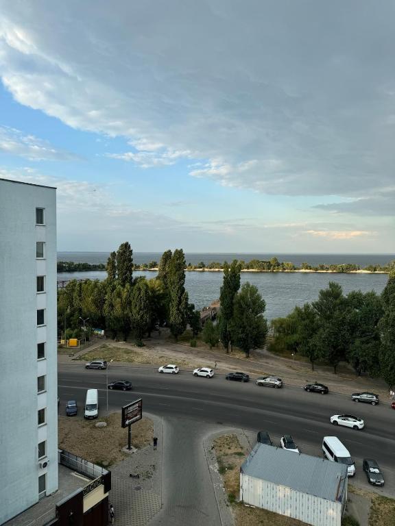 Стильні апартаменти з двома окремими спальнями з панорамним видом на Дніпро! фото 3