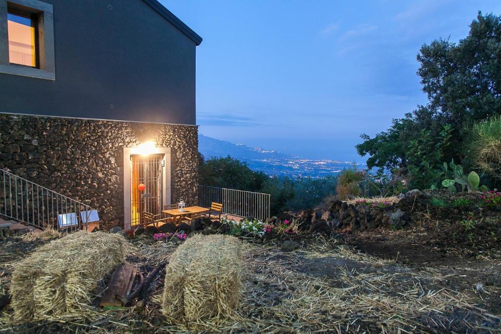 Puutarhaa majoituspaikan EcoAgriturismo Notti Stellate Etna Mare ulkopuolella