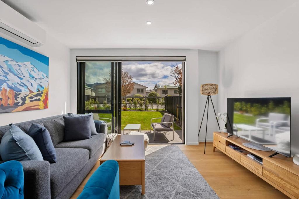 TV a/nebo společenská místnost v ubytování Mt Iron Vista