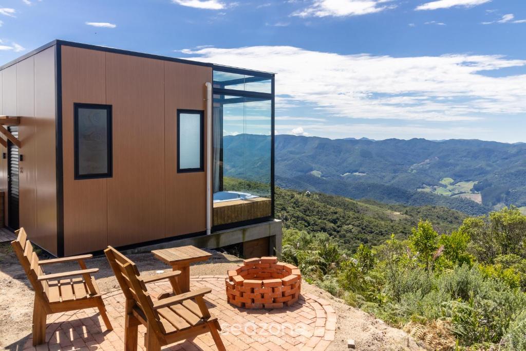 una casa en una colina con vistas a las montañas en Cabaña romántica cerca de Florianópolis VST038, en São Paulo dos Pinhais