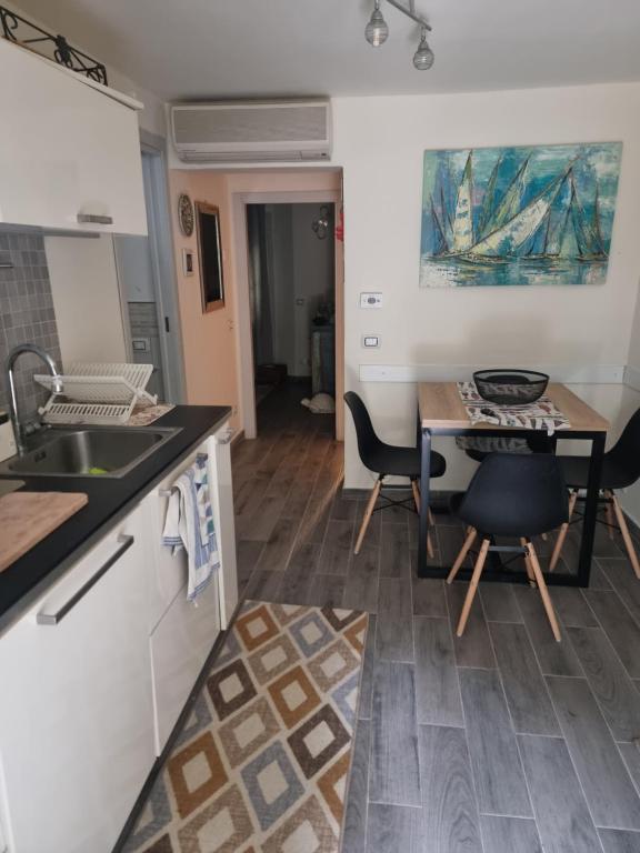 eine Küche und ein Esszimmer mit Tisch und Stühlen in der Unterkunft Appartamento vicino al mare in Castiglioncello