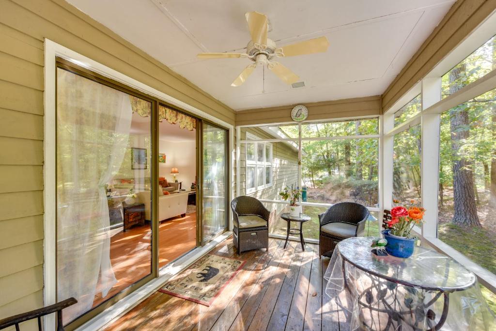 Φωτογραφία από το άλμπουμ του Peaceful Retreat! Carolina Trace Home with Porch σε Sanford