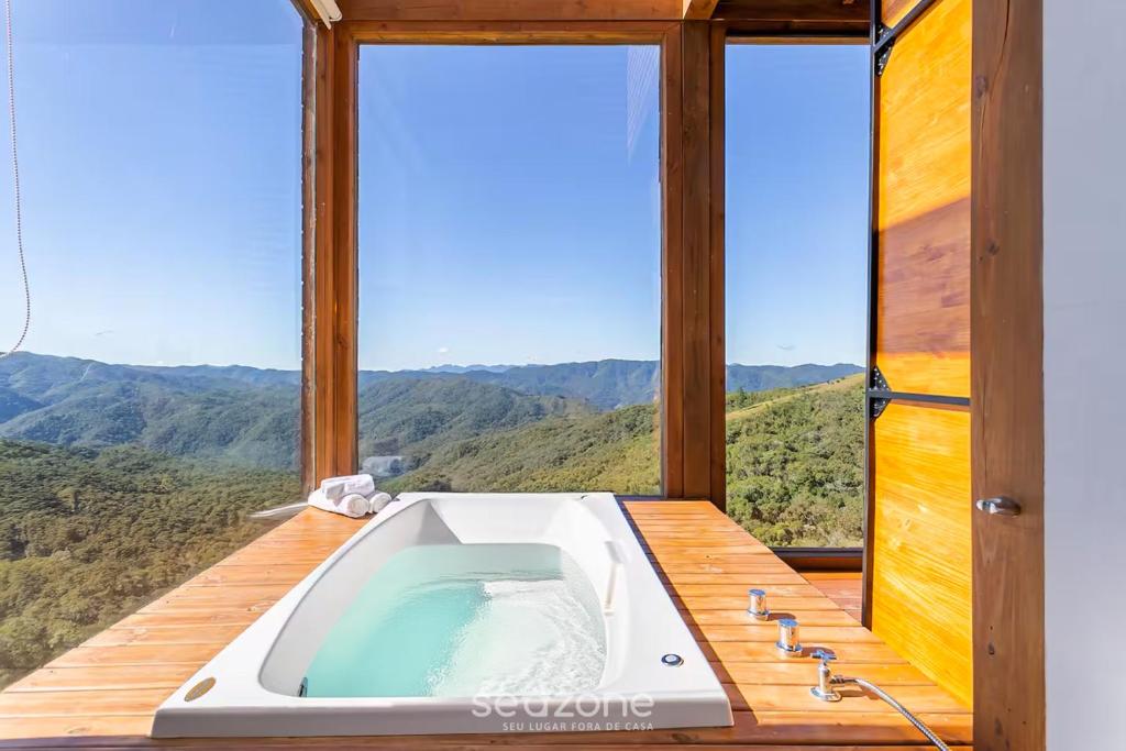 une baignoire dans une chambre avec vue sur les montagnes dans l'établissement Cabana incrível p/ casais na região serrana VST011, à São Paulo dos Pinhais