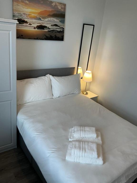 un lit blanc avec des serviettes dessus dans une chambre dans l'établissement Dublin Studio Stay, à Dublin