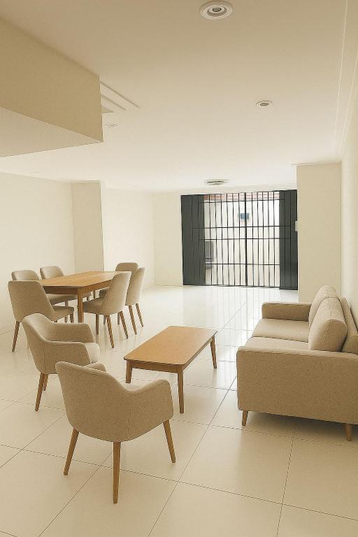 a living room with tables and couches and chairs at COP30 - Casa com 3 quartos para alugar in Belém